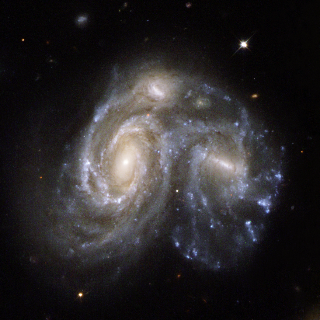 Hình 1. Các thiên hà xa. Hai thiên hà NGC 6050 và IC 1179 chụp bằng Kính viễn vọng Không gian Hubble, hai ốc đảo vũ trụ đang tương tác với nhau ở cách xa đến mức ánh sáng của chúng phải mất hàng trăm triệu năm mới đến được với chúng ta trên Trái Đất. (tín dụng: chỉnh sửa từ ảnh của NASA, ESA, Di sản Hubble (STScl / AURA) -ESA / Hubble Collaboration và K. Noll (STScl))