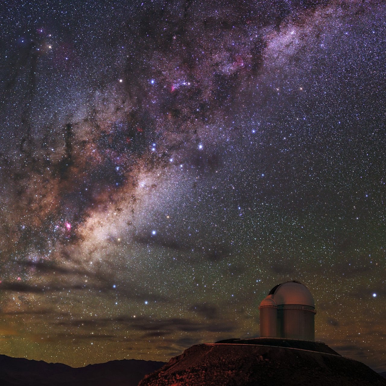 Dải Ngân hà tráng lệ của chúng ta đang tỏa sáng trên Đài quan sát La Silla. 