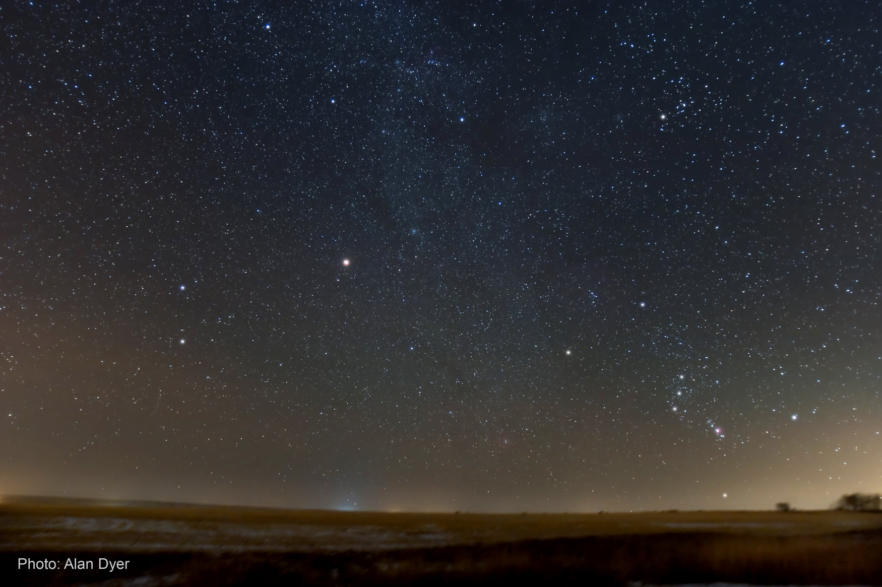 Bức ảnh chụp ngày 8 tháng 12 năm 2007 ở phía nam Alberta, Canada (vĩ độ 51° Bắc) bởi nhà nhiếp ảnh thiên văn Alan Dyer.