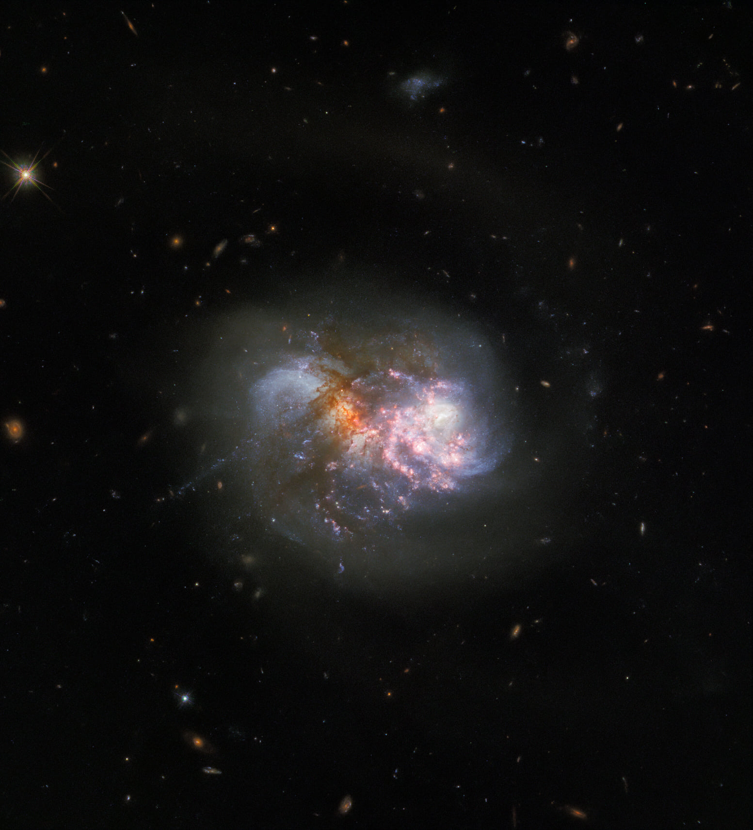 Một vụ va chạm vũ trụ tàn khốc chiếm vị trí trung tâm trong Bức ảnh này. Đó chính là cặp thiên hà tương tác IC 1623, nằm cách chúng ta khoảng 275 triệu năm ánh sáng trong chòm sao Cetus (Kình Ngư).
