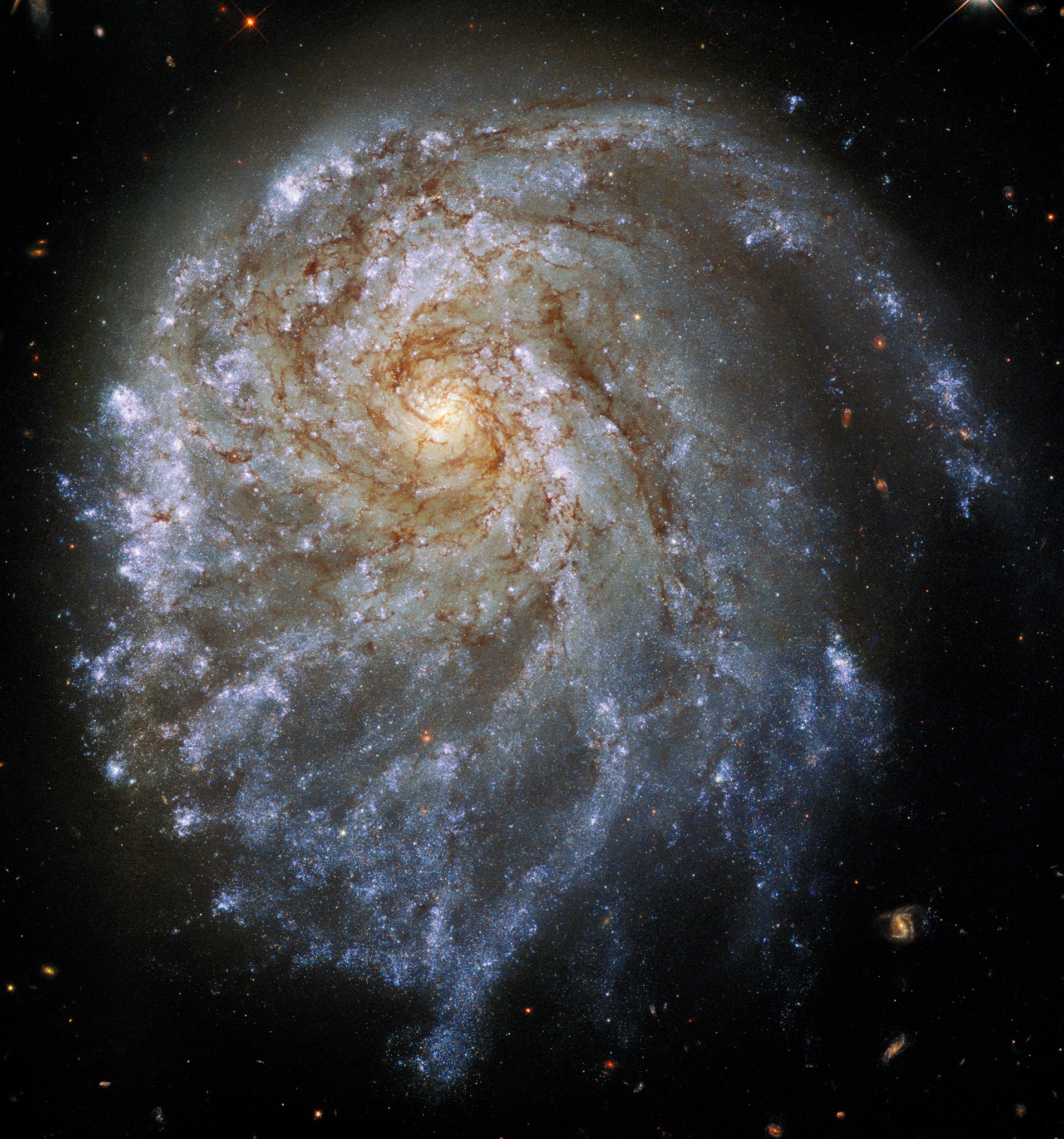 Thiên hà xoắn ốc tuyệt đẹp NGC 2276 trông hơi... méo trong ảnh chụp nhanh của Kính viễn vọng Không gian Hubble.
