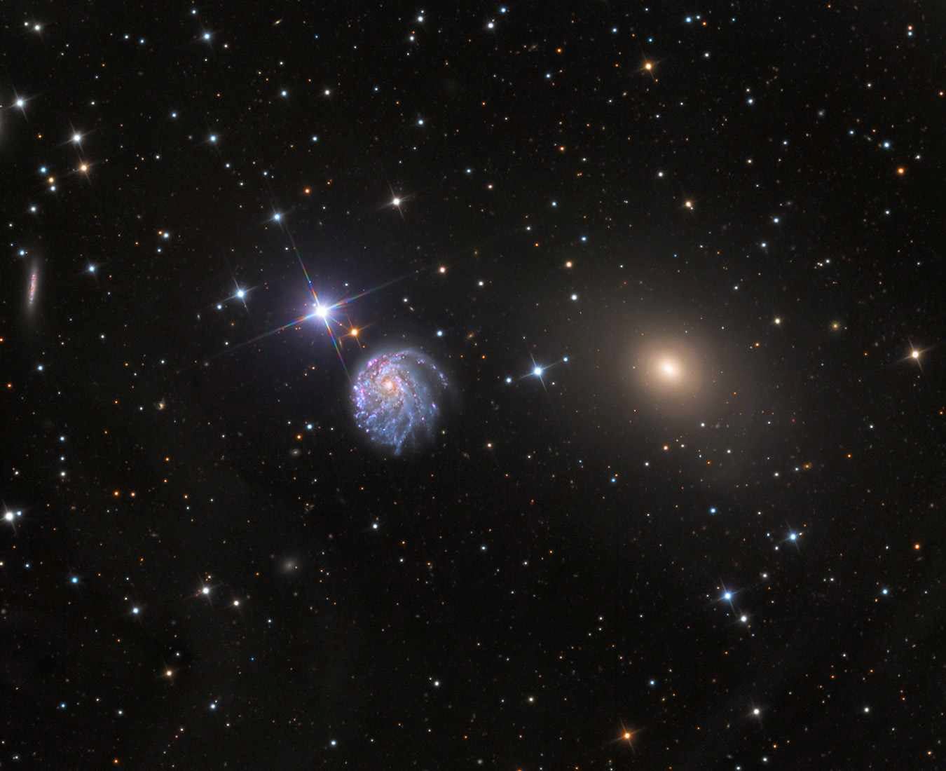 Cặp thiên hà này đang tiếp cận nhau, chúng đang trong một cuộc "giằng co" khi chúng đi qua đủ gần để cảm nhận được lực hấp dẫn của nhau.